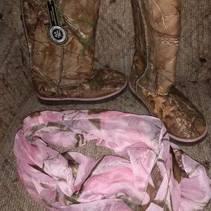 RealTree boots womans size 8 1/2 and Scarf